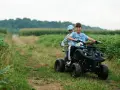 Dwóch chłopców na quadzie, świetny pomysł na prezent na komunie dla chłopca. Radość i przygoda na łonie natury.
