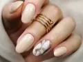 Manicure na Komunię: Eleganckie inspiracje dla mamy (do 70 znaków)