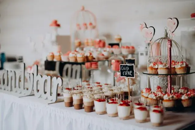 Samodzielny słodki stół na komunię: przewodnik DIY i inspiracje