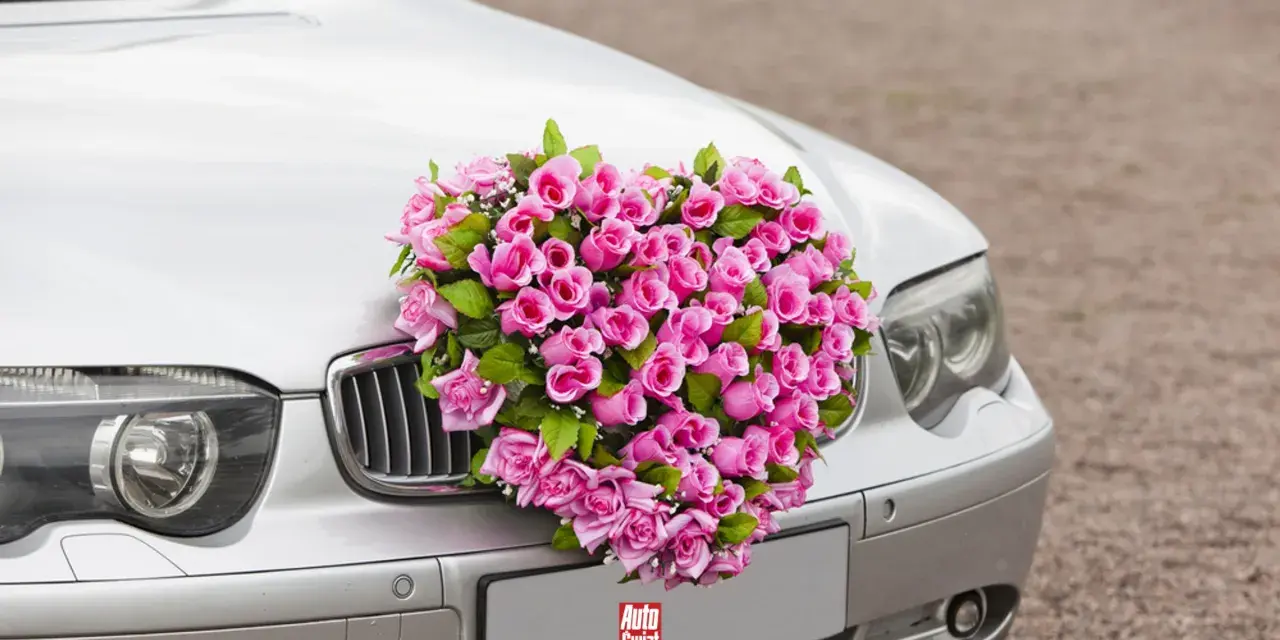 Jak udekorować auto ślubne? Poradnik, trendy i koszty