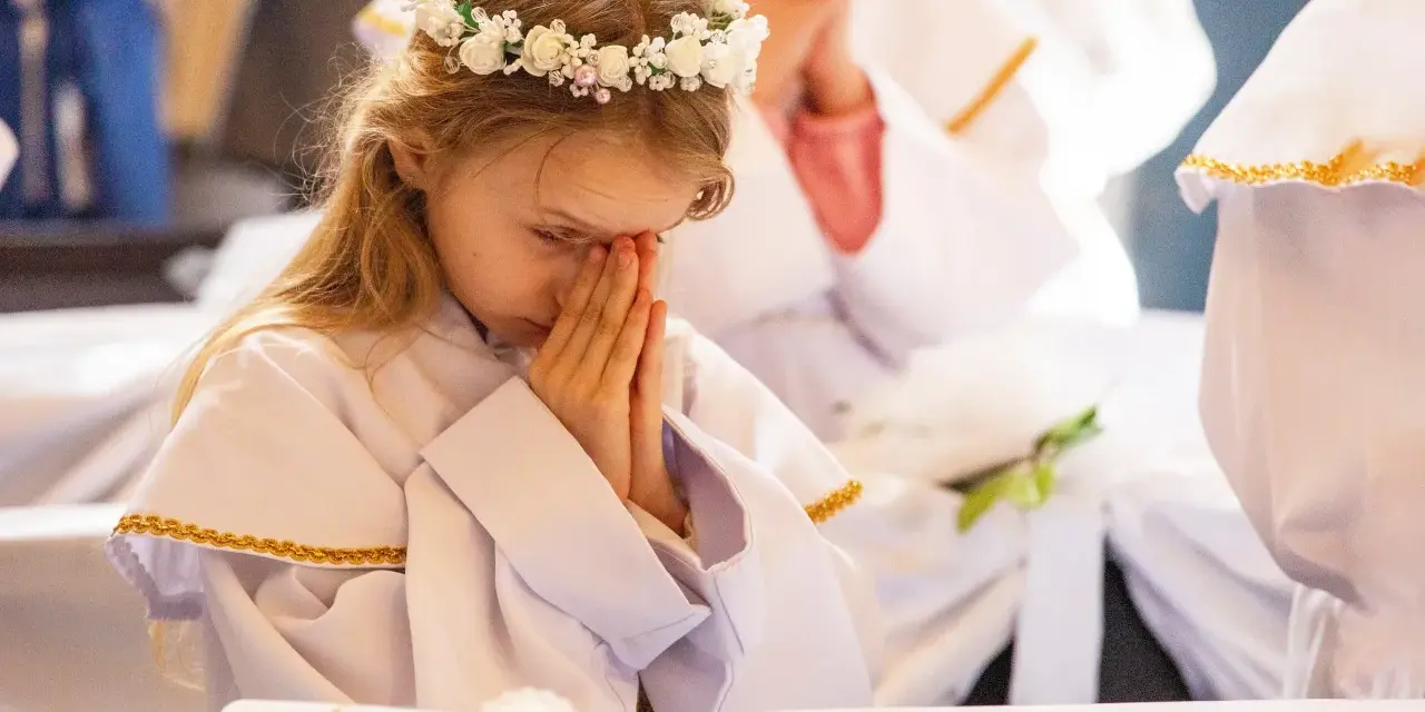 Ile trwa Komunia Święta? Przewodnik po harmonogramie dnia