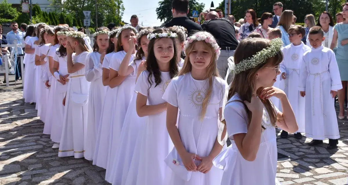 Ile dać na komunię? Praktyczny przewodnik po kwotach i zwyczajach