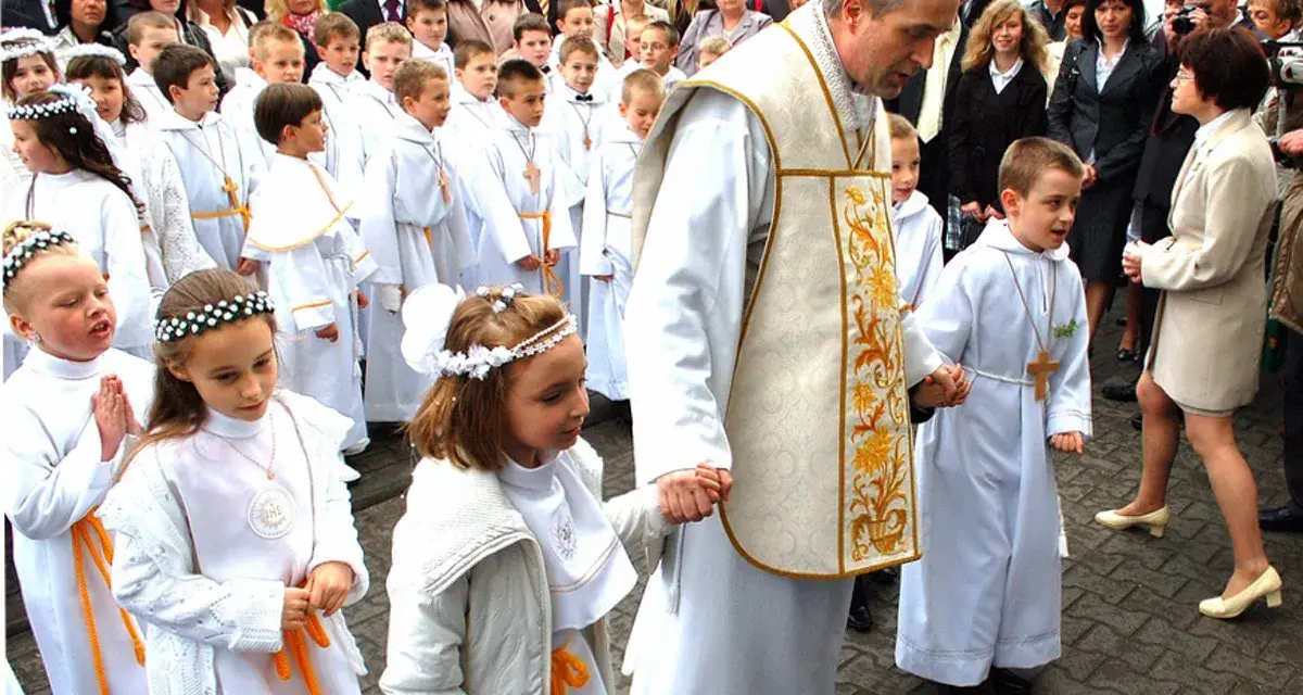 Ile lat na komunię? Standardowy wiek i wczesna komunia