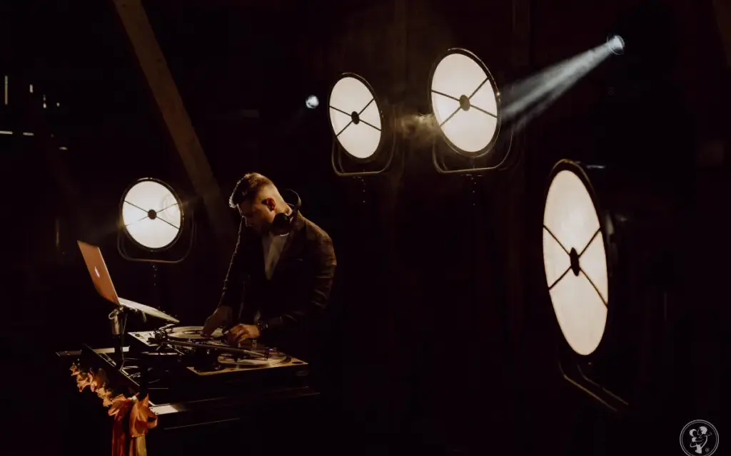 Ile kosztuje DJ na wesele 2026? Sprawdź ceny i porównaj oferty