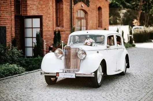 Ile kosztuje auto na ślub? Cennik, koszty i porady