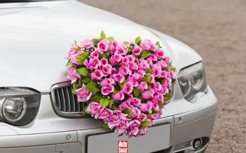 Jak udekorować auto ślubne? Poradnik, trendy i koszty