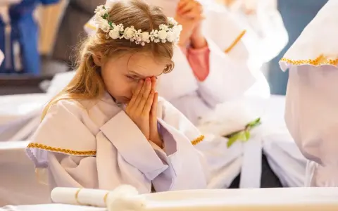 Ile trwa Komunia Święta? Przewodnik po harmonogramie dnia