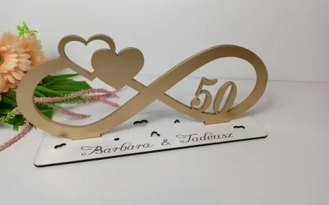 Idealny prezent na Złote Gody: 50 inspiracji, które wzruszą