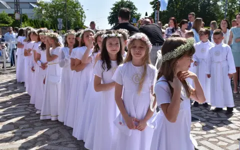 Ile dać na komunię? Praktyczny przewodnik po kwotach i zwyczajach