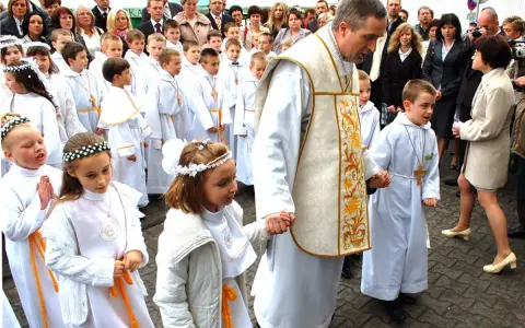 Ile lat na komunię? Standardowy wiek i wczesna komunia