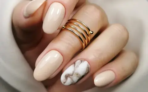 Manicure na Komunię: Eleganckie inspiracje dla mamy (do 70 znaków)