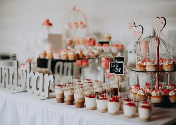 Samodzielny słodki stół na komunię: przewodnik DIY i inspiracje