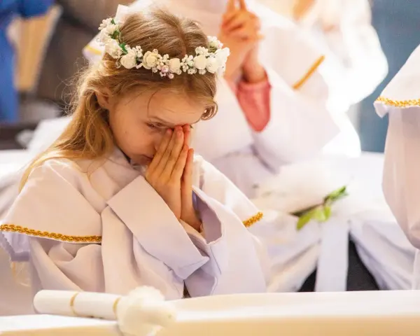 Ile trwa Komunia Święta? Przewodnik po harmonogramie dnia