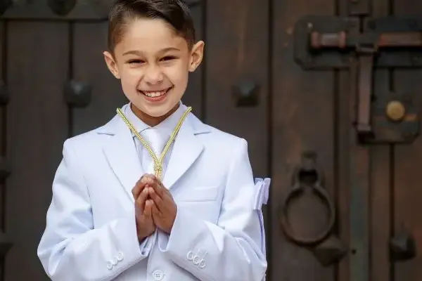 Jak ubrać na rocznicę komunii? Porady dla dziecka i gości
