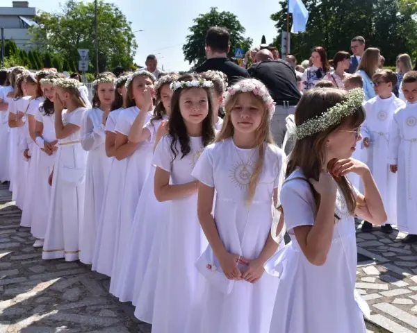Ile dać na komunię? Praktyczny przewodnik po kwotach i zwyczajach