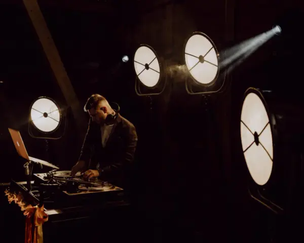 Ile kosztuje DJ na wesele 2026? Sprawdź ceny i porównaj oferty
