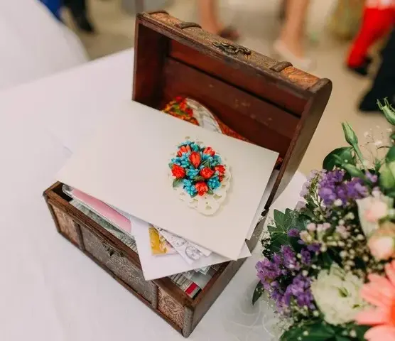 Ile daje chrzestny na wesele 2026? Kwoty, rady, savoir-vivre