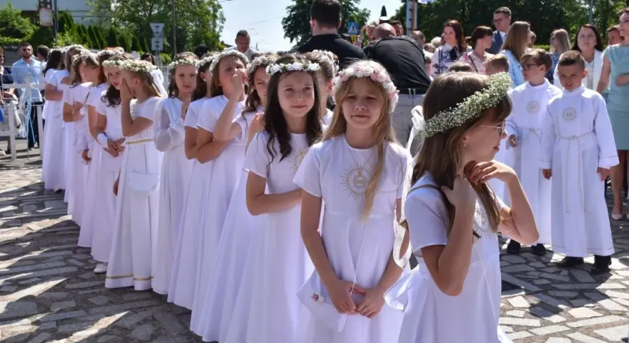 Ile dać na komunię? Praktyczny przewodnik po kwotach i zwyczajach