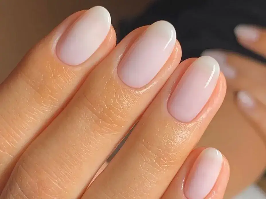klasyczny manicure komunijny french nude baby boomer