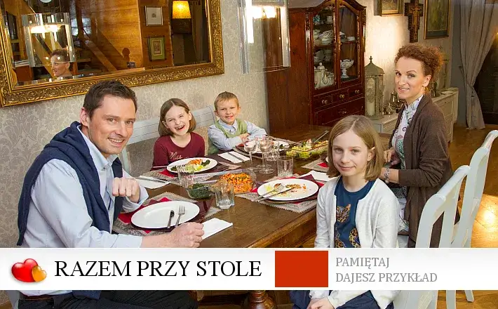 Rodzina przy stole po bierzmowaniu w domu