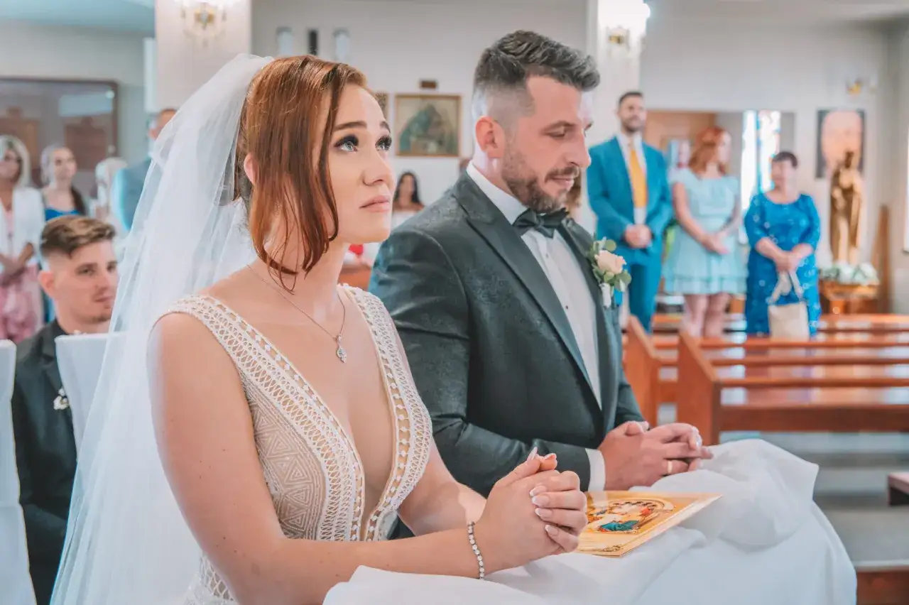 para młoda w kancelarii parafialnej