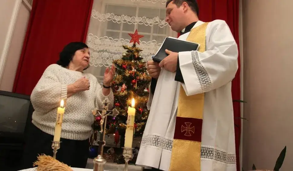 para rozmawiająca z księdzem w kancelarii parafialnej