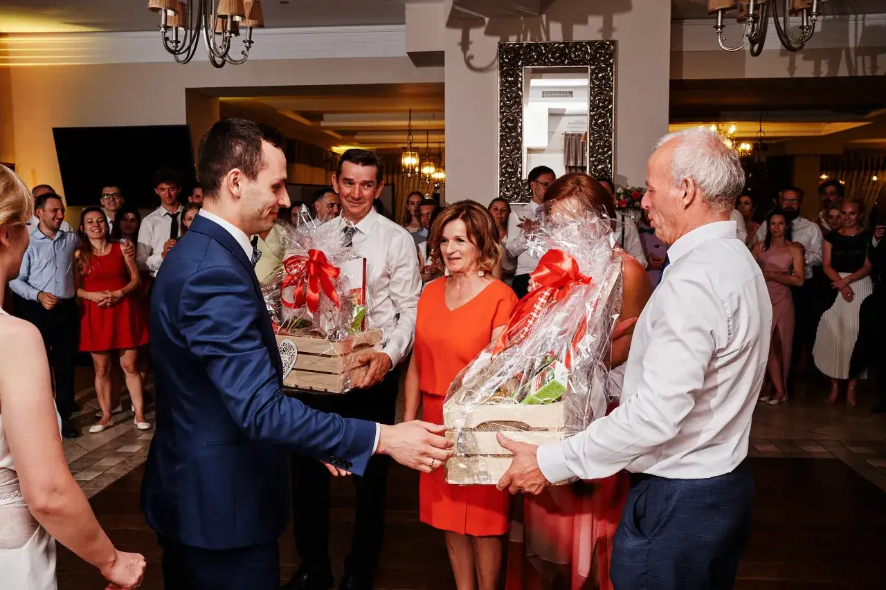 para młoda wręcza prezent rodzicom na weselu