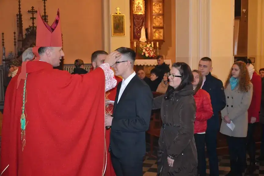 osoba dorosła przygotowująca się do sakramentu bierzmowania