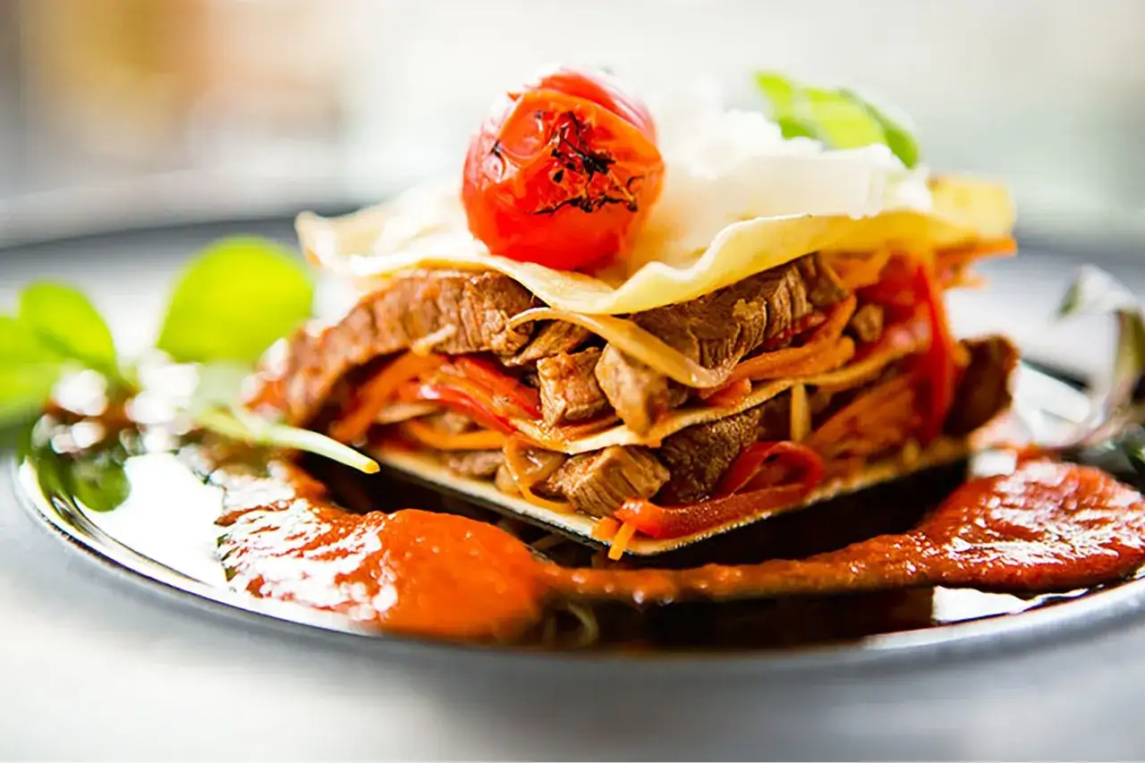 Lasagne, gulasz, pieczone mięso