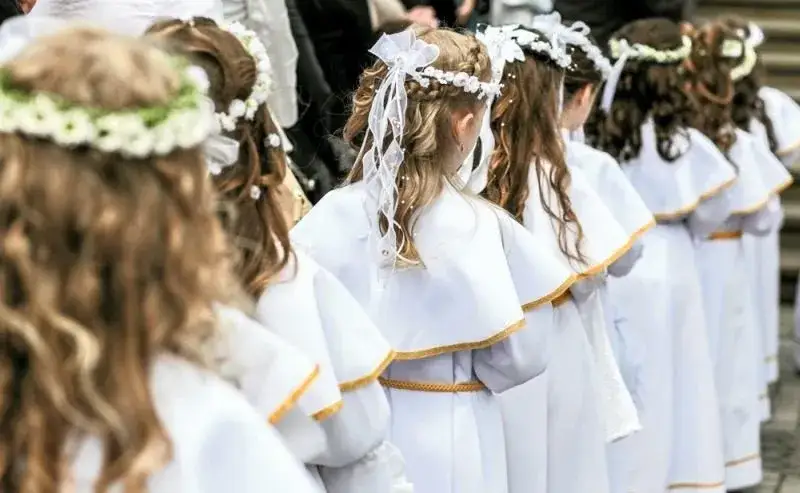 dzieci w albach komunijnych