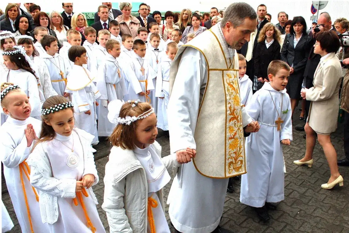 dziecko wczesna komunia święta