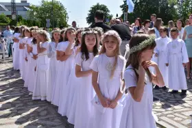 Ile dać na komunię? Praktyczny przewodnik po kwotach i zwyczajach